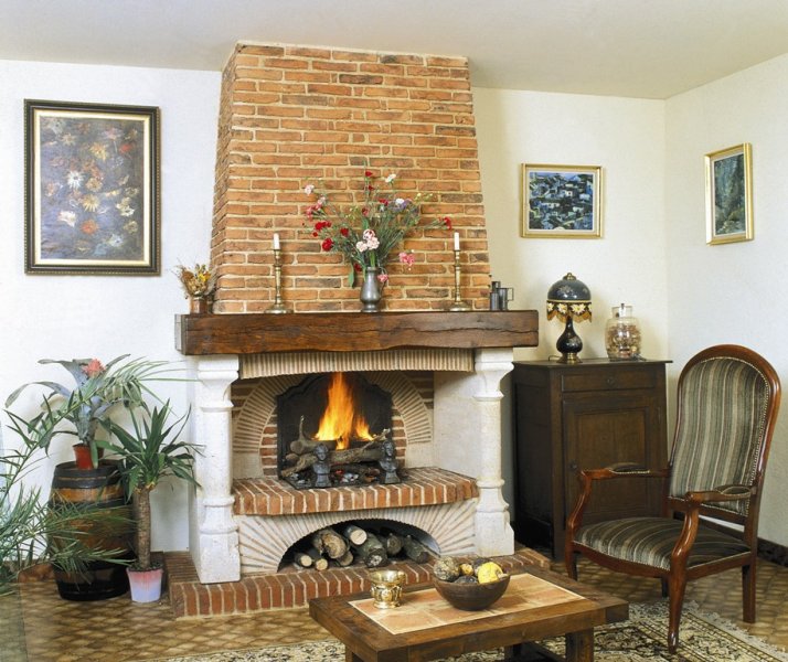 cheminée traditionnelle avec linteau en bois
